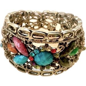 Beaded bracelet with memory wire flexible closure.